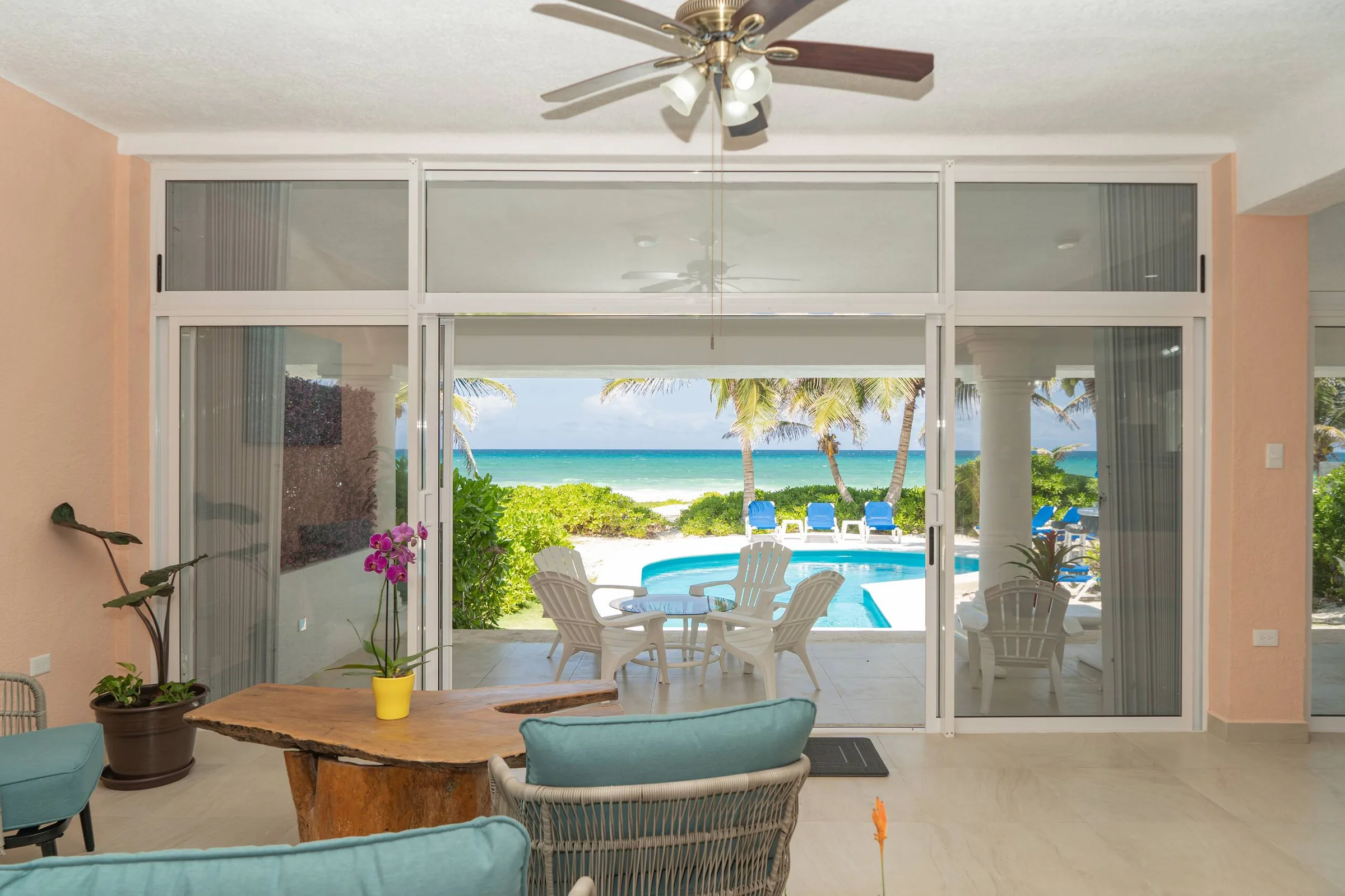 Living room opening onto the pool and the sea